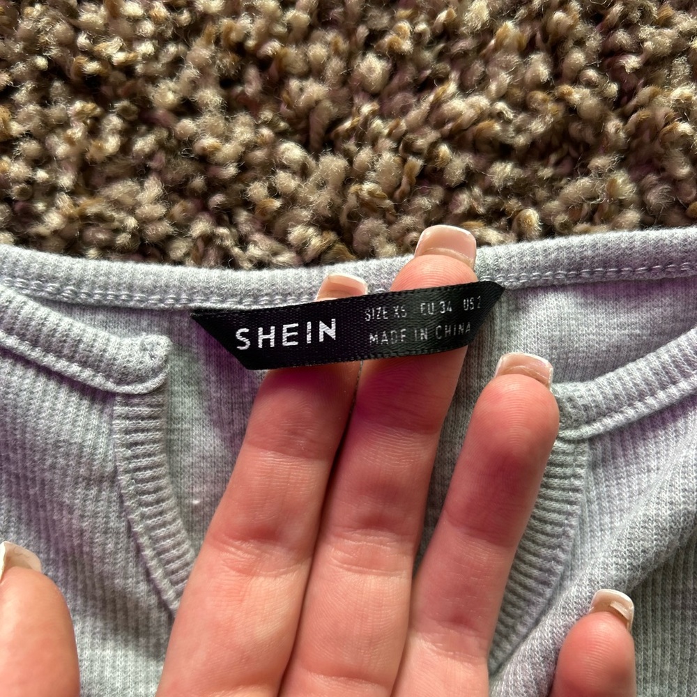 SHEIN Light Gray Ribbed Button-Up Top - Picture 4 of 5